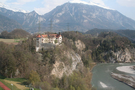Rh�z�ns Castle at Hinter
                    Rhine, this is a similar position at a cliff like
                    Laufen Castle at the Rhine Falls
