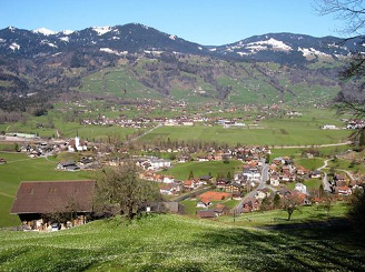 Village of
                        Giswil with the mountain
                        "Grossteilerberg" in the canton of
                        Obwalden in Switzerland