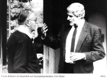 Ueli
                          Hofer, President of the village of Bremgarten,
                          speaking with the property shark Viktor
                          Kleinert
