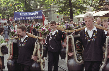Treichler-Umzug der SVP gegen einen
EU-Beitritt in Zürich am 23. September 1995 Treichler-Umzug der SVP gegen einen
EU-Beitritt in Zürich am 23. September 1995