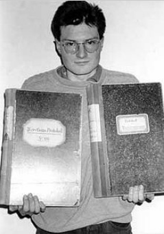 Christoph Meili mit Aktenbänden
der SBG / UBS Christoph Meili mit Aktenbänden der SBG /
UBS