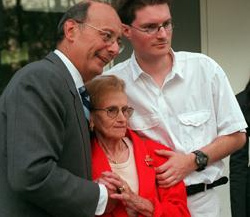 Werbefoto für die Klagen gegen schweizer Banken
mit D'Amato, Estelle Sapir (Holocaustüberlebende) und
Christoph Meili Werbefoto für die Klagen gegen
schweizer Banken mit D'Amato, Estelle Sapir
(Holocaustüberlebende) und Christoph Meili