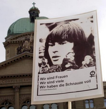 Protest von
Frauen gegen den Rassisten-Knochen Blocher
nach der Abwahl von Ruth Metzler 2003 Protest von Frauen gegen den
Rassisten-Knochen Blocher nach der Abwahl
von Ruth Metzler 2003