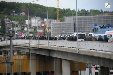 Schweizer Schl�gerpolizei (Nazis in
                              Blau) blockieren FCB-Fussballfans auf der
                              Duttweilerbr�cke in Altstetten (Z�rich),
                              Dezember 2004