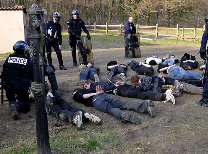 Demonstranten gegen die Nato-Tagung
                              in Strassburg 2009 gefesselt mit
                              Kabelbindern