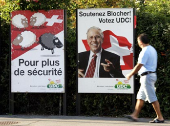 Wahlplakate der SVP 2007 auf
Französisch, "soutenez Blocher" Wahlplakate der SVP 2007 auf
Französisch, "soutenez Blocher"