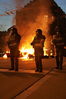 Demonstration in
Lausanne gegen die Nazi-SVP 2007, ein Feuer
und schweizer Schlägerpolizei Demonstration in Lausanne gegen die
Nazi-SVP 2007, ein Feuer und schweizer
Schlägerpolizei