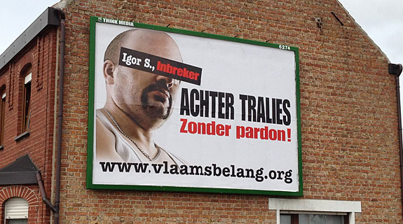 Plakat der rechtspopulistischen
                                Vlaams-Partei in Belgien mit einem
                                "Einbrecher"