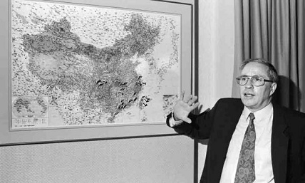 Blocher zeigt Produktionsstandorte der
                            Ems-Chemie in China, 1994