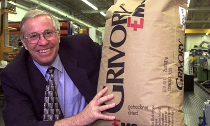 Blocher zeigt den neuen Werkstoff
                            Grivory HT, 2000