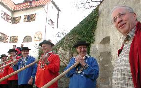 Rassist
Christoph Blocher auf Schloss Rhäzüns mit
Alphornbläsern, 21. Dezember 2003 Rassist
Christoph Blocher auf Schloss Rhäzüns mit
Alphornbläsern, 21. Dezember 2003
