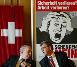Ueli
Maurer vor dem Nazi-Schreck-Plakat gegen das
Schengen-Abkommen im April 2005 Ueli
Maurer vor dem Nazi-Schreck-Plakat gegen das
Schengen-Abkommen im April 2005