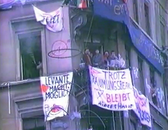 Hausbesetzer an Fenstern
                        und auf Balkonen im haus Badenerstrasse 2 in
                        Z�rich mit Knallk�rpern am 9. Januar 1984