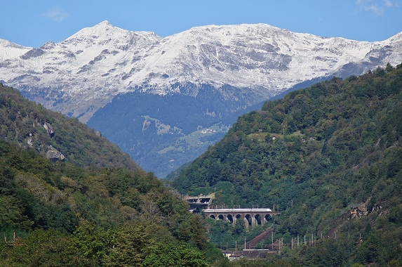 Sicht auf das
                        Gotthardmassiv von Airolo her [2], da sind
                        Pyramidenberge