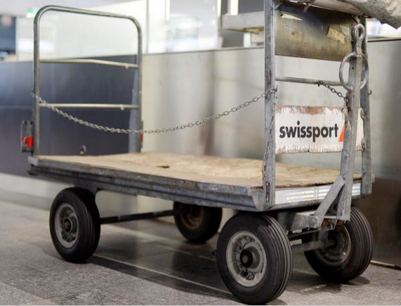 Flughafen
                              Kloten: Transportwagen f�r
                              Kurzstreckenfl�ge ohne Schutzwand -
                              laufend fliegen am Flughafen Kloten Koffer
                              auf das Rollfeld und kommen manchmal nicht
                              an! DAS ist dem Flughafen Kloten einfach
                              EGAL!!!