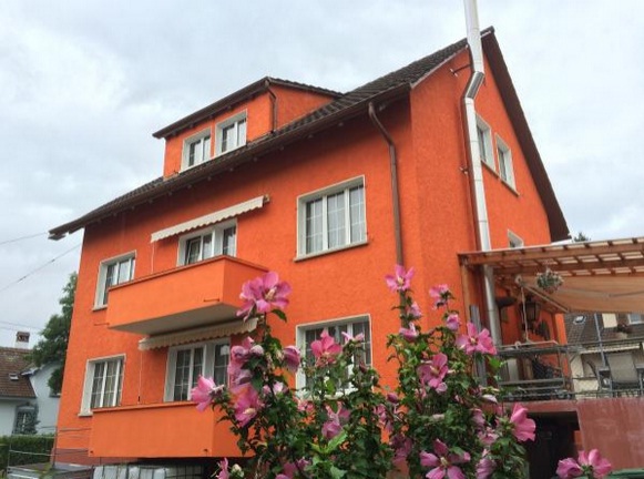 Oranges
                          Haus in Biel - die schweinzer Beh�rden
                          behaupten, diese Farbe passe nicht ins
                          Quartier...