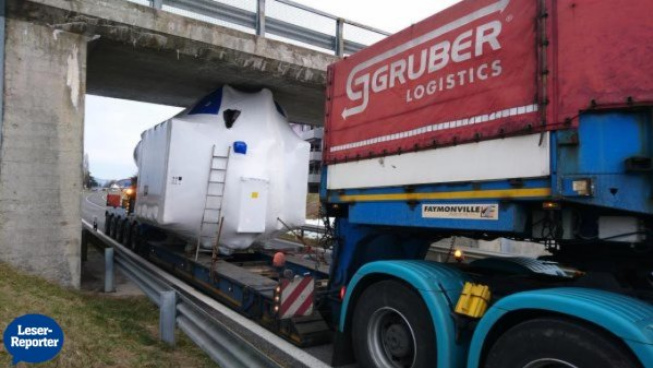 Aigle: Ldw unter
                            Br�cke eingeklemmt, Ladung zu hoch