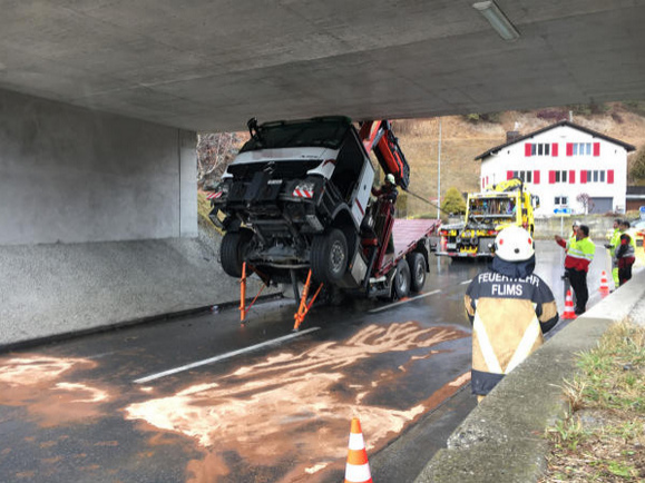 Lkw wegen nicht
                    eingeklapptem Ladekran unter einer Br�cke
                    eingeklemmt - Tamins 21.2.2017