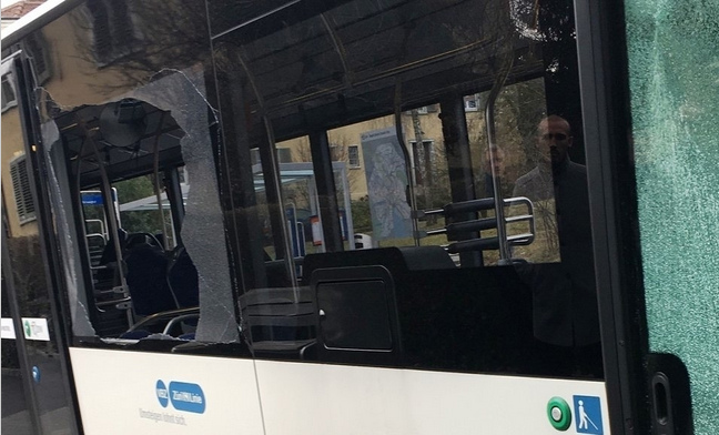 VBZ-Bus von Luftgewehr
                    getroffen