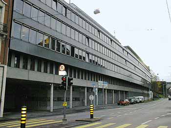 Kriminelle Staatsanwaltschaft Basel:
                            Hier wird K�rperverletzung durch Amalgam und
                            Chemiepillen und der Rassismus von Rudolf
                            Steiner mit dem Begriff
                            "Vollmensch" gesch�tzt!